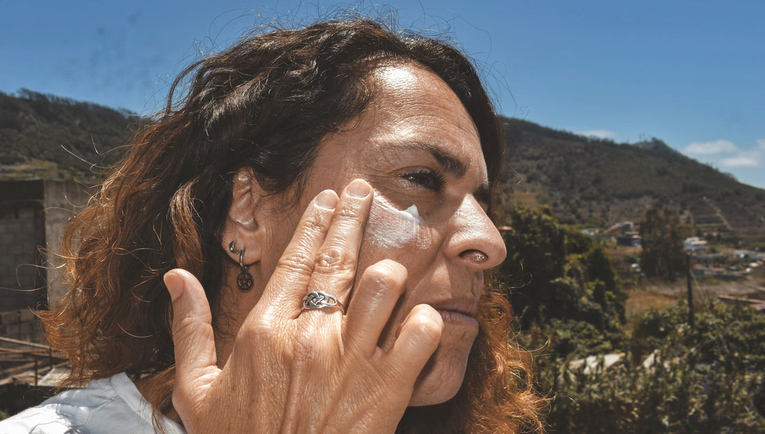 Persona poniéndose protector solar en su rutina de cuidado facial