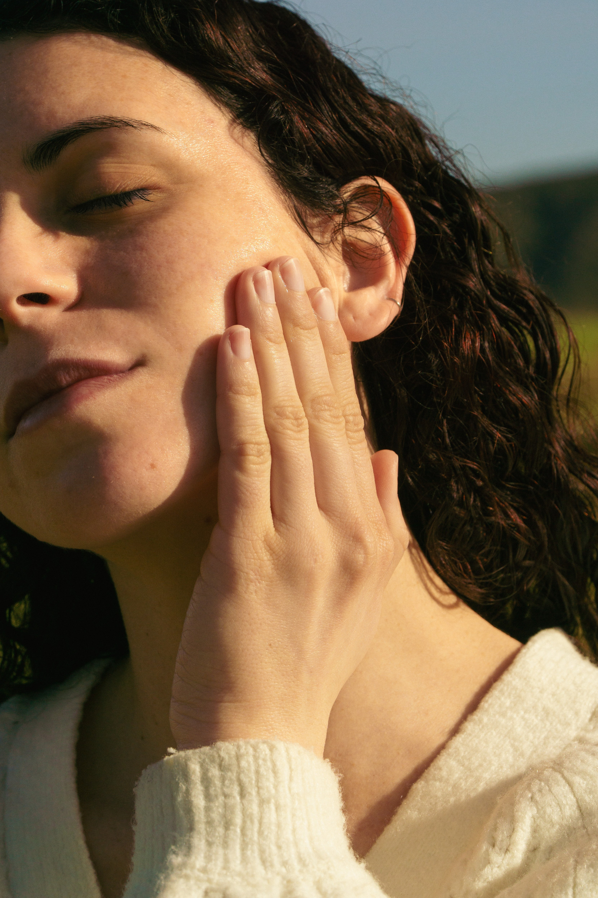Mujer aplicando crema facial de wildpretii al aire libre en Tenerife