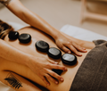 Masaje relajante con piedras calientes